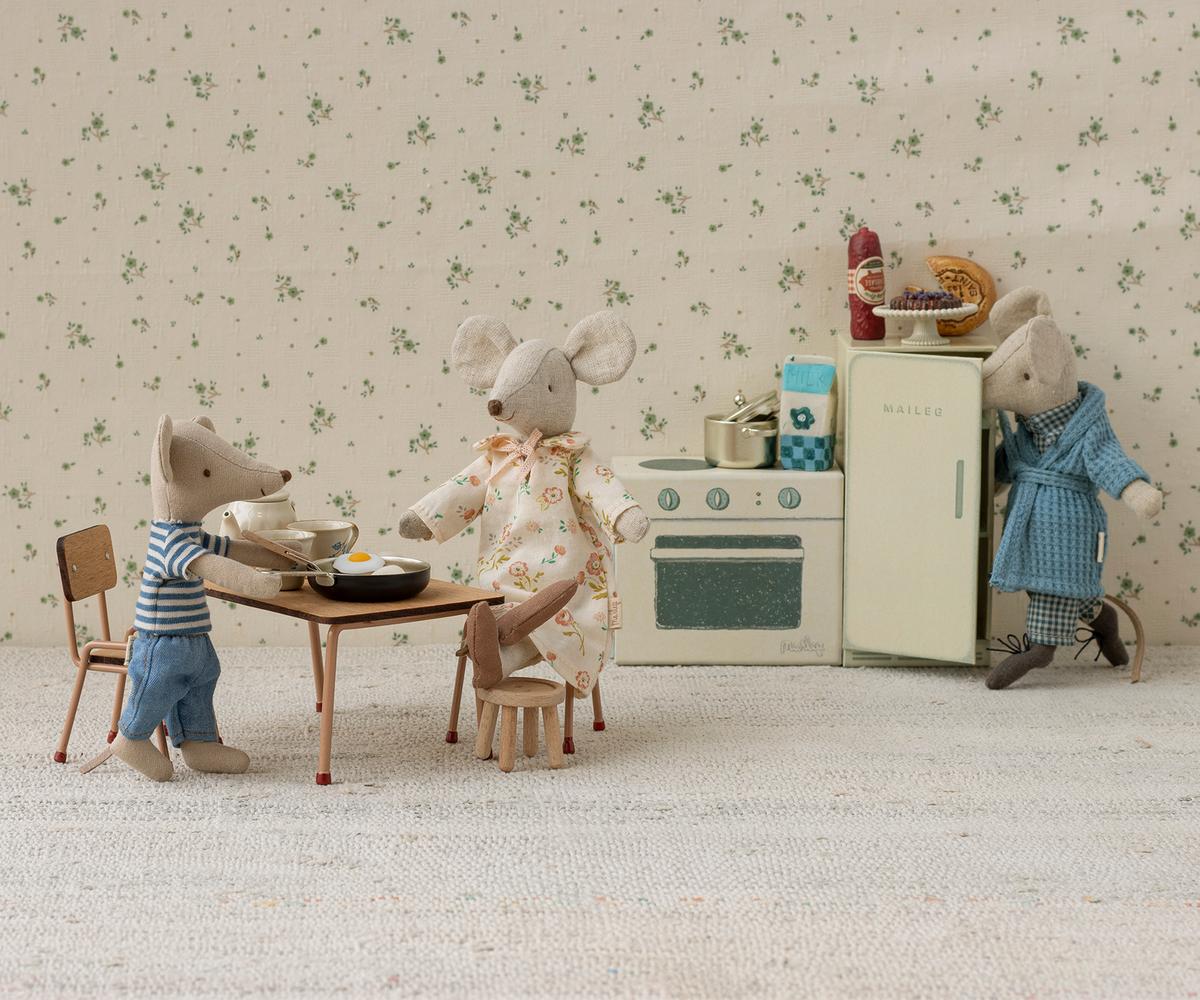 Grandma & Grandpa Mice in Cigarbox