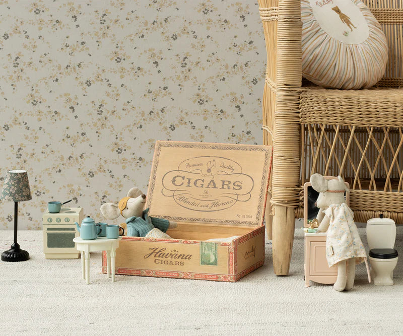 Mum & Dad Mice in Cigar Bo