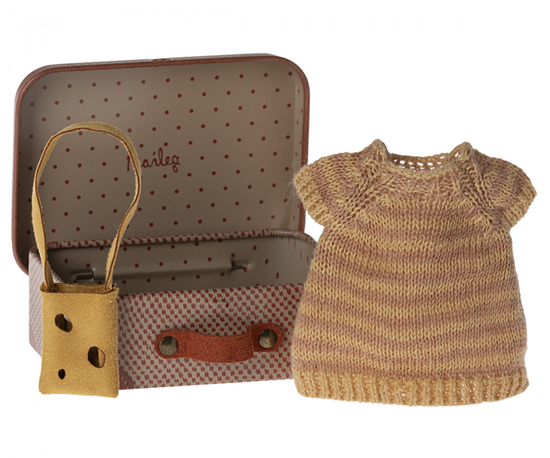 Knitted dress and bag in suitcase, Big sister mouse