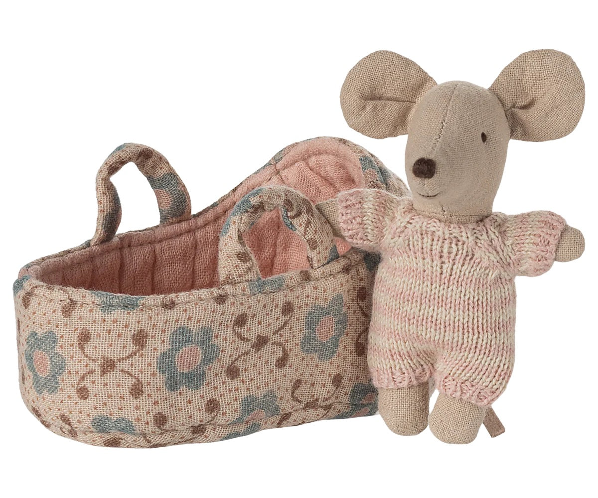 Baby mouse in carry cot - Rose